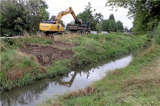 Derzeit entfernt der Bagger zwischen Spadentorstraße bis „Bei der Großen Brücke“ das Ufer von Bewuchs. Der parallel zum Fluss verlaufende Radweg dient dazu als Baustraße. Foto: Gereke