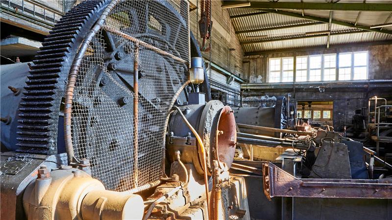 Ein großes Rad mit Zahnriemen in einem Technikmuseum.