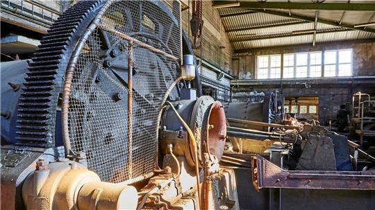 Ein großes Rad mit Zahnriemen in einem Technikmuseum.