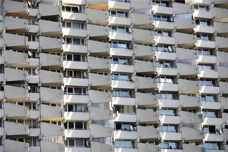 Lage auf dem Wohnungsmarkt spitzt sich zu Derzeit gibt es nur noch 1,1 Millionen Sozialwohnungen, aber 11 Millionen Menschen mit einem Wohnberechtigungsschein. Foto: Oliver Berg/dpa