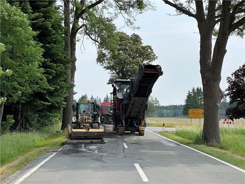 Kleine Lösung für B 27-Sperrung bei Braunlage in Sicht Derzeit kommt der Autofahrer von Braunlage nicht über die B 27 nach Elend. Kurz vor dem Nachbarort ist Schluss. Im Bereich der Einmündung in die Wiethfelder Straße wird gebaut. Foto: Eggers