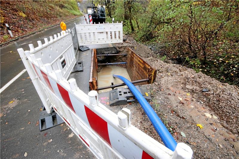 Liebenburger sollen mehr für Wasser und Abwasser zahlen Derzeit lässt das Liebenburger Wasserwerk die Trinkwassertransportleitung vpn Dörnten nach Döhrenhausen entlang der Kreisstraße erneuern. Im kommenden Jahr stehen in der Siedlung weitere Arbeiten am Trinkwassernetz an. Foto: Gereke