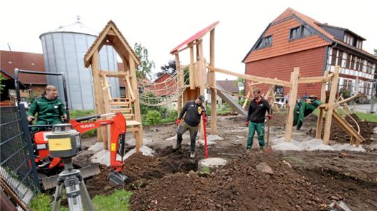 Derzeit läuft der Aufbau der Geräte für Hahausens neuen Spielplatz. Wenn alles klappt, soll er irgendwann im Juli für die Öffentlichkeit freigegeben werden.