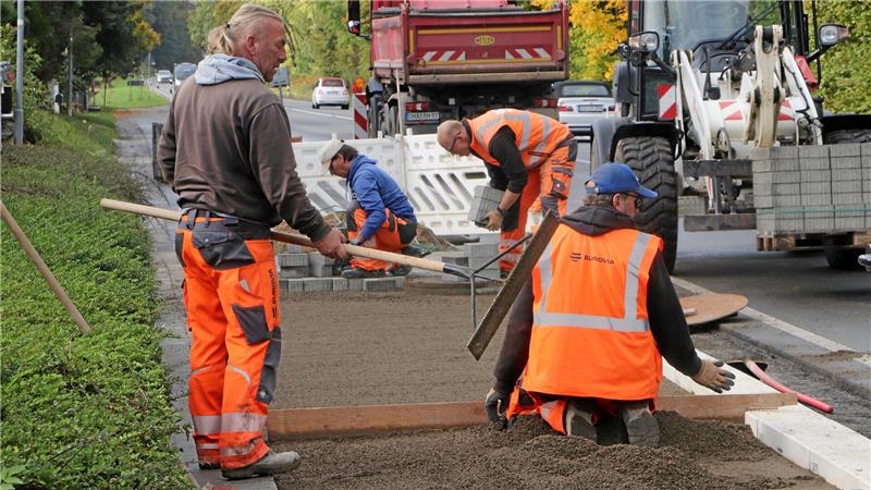 Zwei Vollsperrungen und eine Straßenfreigabe im Nordharz Derzeit läuft in Neuekrug die Modernisierung der Bushaltestelle in Fahrtrichtung Lutter. Sie wird barrierefrei ausgebaut.