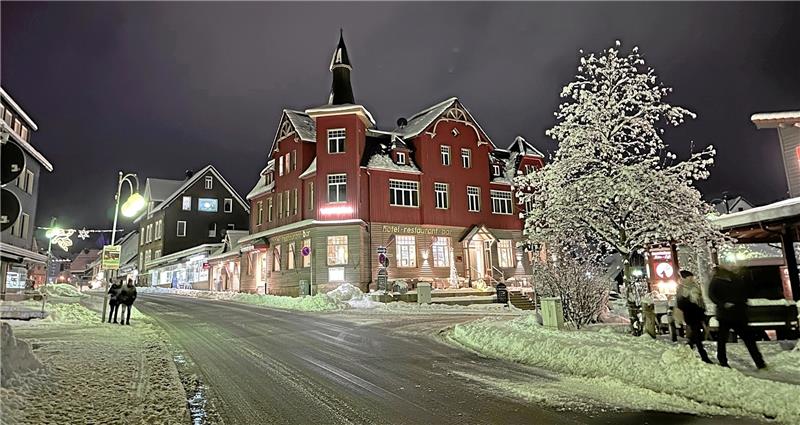Derzeit leuchtet die Stadt weihnachtlich, ab 6. Januar wird nachts nur die Hälfte der die Straßenlaternen eingeschaltet.  Foto: Eggers