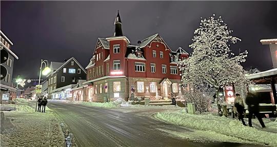 Derzeit leuchtet die Stadt weihnachtlich, ab 6. Januar wird nachts nur die Hälfte der die Straßenlaternen eingeschaltet.  Foto: Eggers