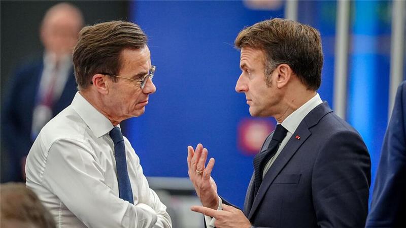 Wird Scholz jetzt zur „lahmen Ente“ Europas? Derzeit mächtiger als Scholz? Frankreichs Präsident Emmanuel Macron, hier beim Gipfel im Gespräch mit Schwedens Regierungschef Ulf Kristersson.