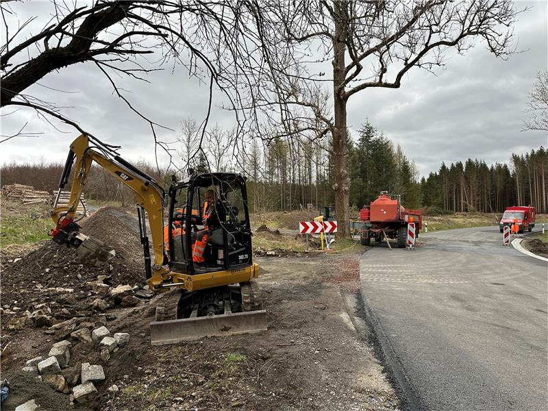 Braunlage: B27 nach Elend bis 12. April gesperrt Derzeit sind die Arbeiter damit beschäftigt, die Straßenbefestigung und den Durchlass fertigzustellen. Foto: Eggers