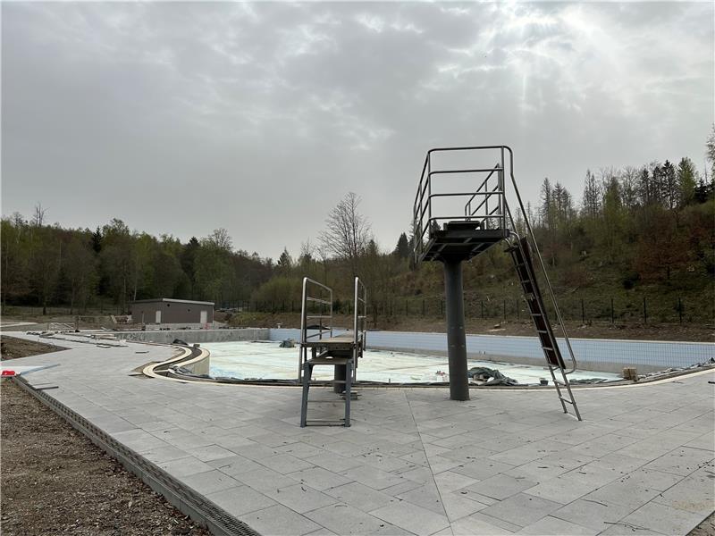 Derzeit sind die Unternehmen dabei, das große Schwimmerbecken zu fliesen. Foto: Eggers