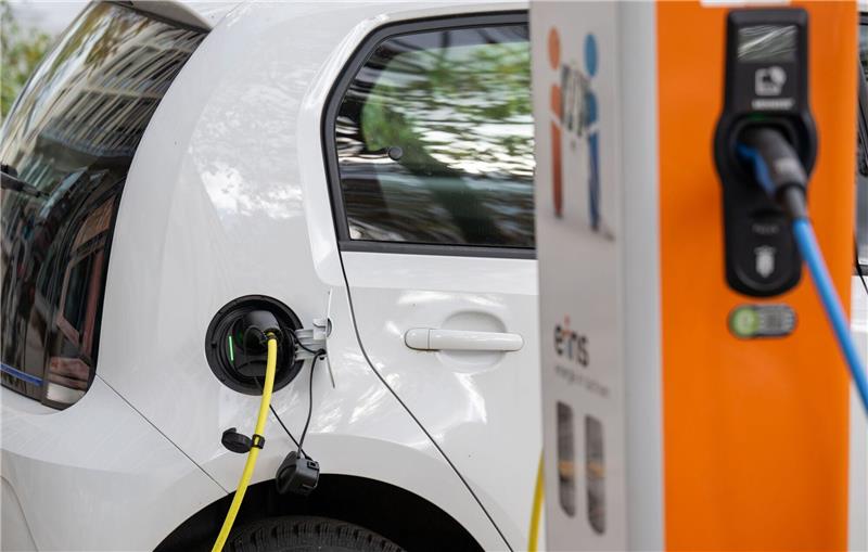 Autogipfel mit dem Kanzler in unsicheren Zeiten Derzeit sind in Deutschland gut eine Million reine Elektro-Autos zugelassen.