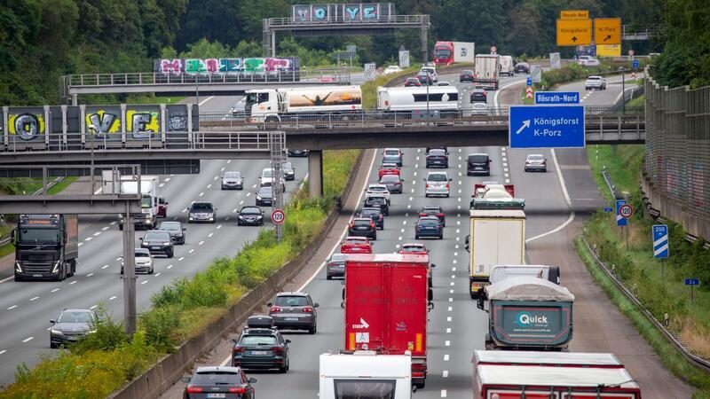 Derzeit sind viele Autobahnen richtig voll, warnt der ADAC. (Archivbild)