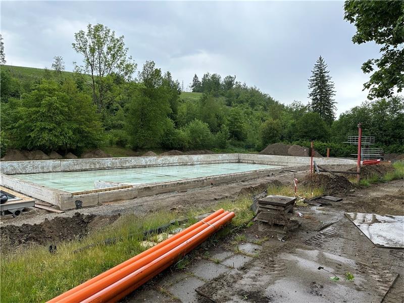 Landkreis Goslar honoriert die Braunlager Sparbemühungen Derzeit sind weder Fliesen noch Edelstahlplatten im großen Becken des Freibades Hohegeiß zu sehen, sondern nur der nackte Beton. Foto: Eggers