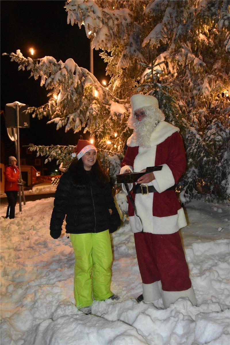 Derzeit sorgt nur der Weihnachtsbaum im Zentrum von Hohegeiß, der für das Weihnachtsleuchten genutzt wurde, für weihnachtliche Stimmung. Foto: Breutel