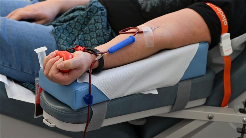 Derzeit werden die Blutkonserven knapp. Grünen-Politiker Janosch Dahmen fordert daher flexiblere Modelle für das Spenden - etwa mit Hilfe von Telemedizin.
