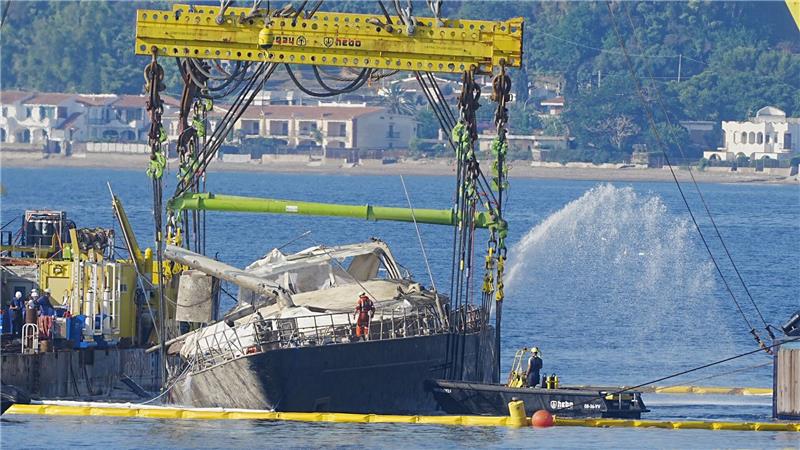 Luxusjacht „Bayesian“ aus dem Meer geborgen Derzeit wird das Wrack leergepumpt und stabilisiert, bevor es für weitere Untersuchungen in den Hafen von Termini Imerese geschleppt werden soll.