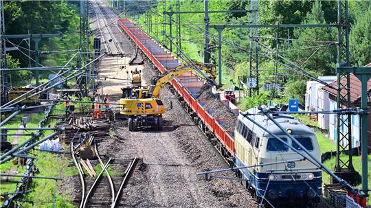 Derzeit wird die Strecke Hamburg-Berlin generalsaniert. Dafür veranschlagt sind neun Monate - inklusive der Inbetriebnahme elektronischer Stellwerke. (Archivbild)