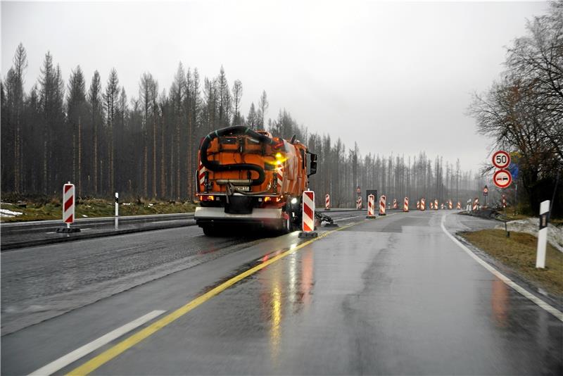 Ist die B4 bei Torfhaus bald wieder komplett nutzbar? Derzeit wird die abgefräste Fahrspur gereinigt. Foto: Schlegel