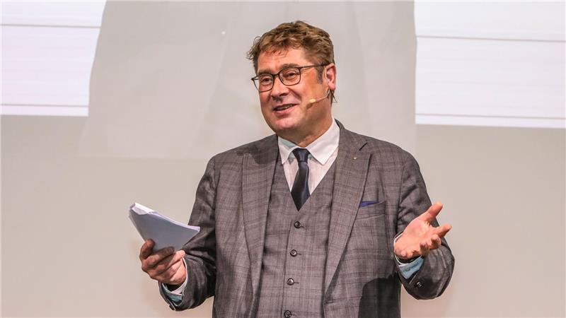 Jubiläumsglückwünsche aus der ganzen Welt Desimo moderiert den Festakt.