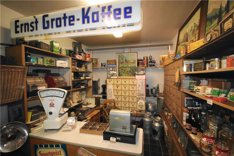 Detailreich hat Wenke über all die Jahre das Othfresener Heimatmuseum im Keller des Dorfgemeinschaftshauses eingerichtet. Foto: Gereke