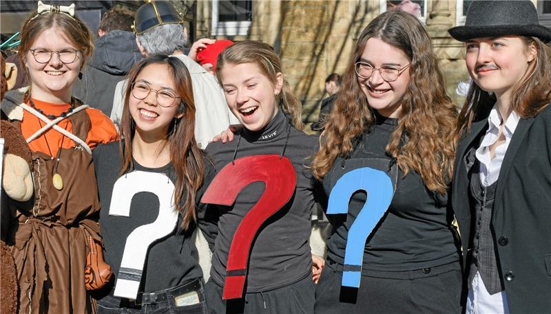 Detektivische Feinarbeit: Drei Fragezeichen am Ratsgymnasium, die sich in den Abitur-Prüfungen hoffentlich nicht so stellen.