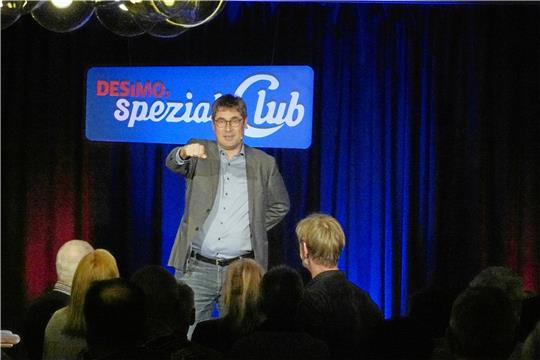 Detlef „Desimo“ Simon (Mitte) und seine Überraschungsgäste Dagmar Schönleber (links), Tilman Birr (rechts oben) und Stefan Danziger.  Fotos: Schlegel