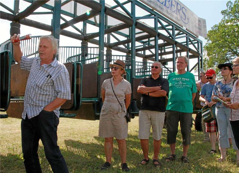 Detlef Kaczmarek (li.) erklärt die Startboxen: Ganz aus der Nähe können sich die Teilnehmer der Rennbahn-Führung die mal ansehen.