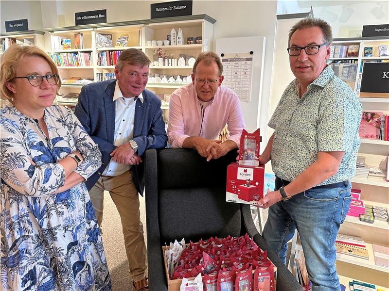 Bad Harzburger Stadtbücherei hat nun ein Rudel Tonies Detlef Linke (rechts) zeigt den Sponsoren (v.l) Miriam Bartels (Stiftung), Hans-Heinrich Haase-Fricke (Herrenabend) und Thomas Kregel (Stiftung), was Tonies sind und wie sie funktionieren. Foto: Schlegel