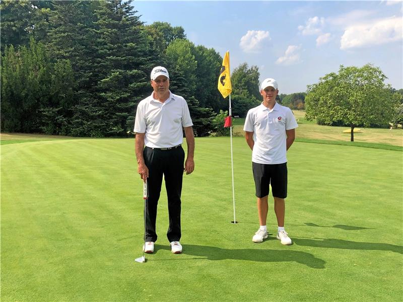 Detlef Mittendorf (li.) und Luis Landfeld gewinnen die Clubmeisterschaft des GC Harz im „Klassischen Vierer“. Foto: Privat