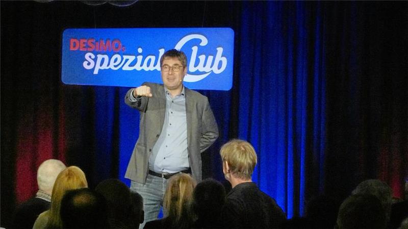 Bad Harzburgs Lieblingsmoderator Desimo kommt wieder ins Schloss Detlef Simon alias Desimo bei einem seiner vielen früheren Auftritte im Bündheimer Schloss.