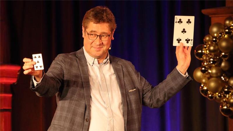 Detlef Simon alias Desimo ist abermals ein zauberhafter Gastgeber.