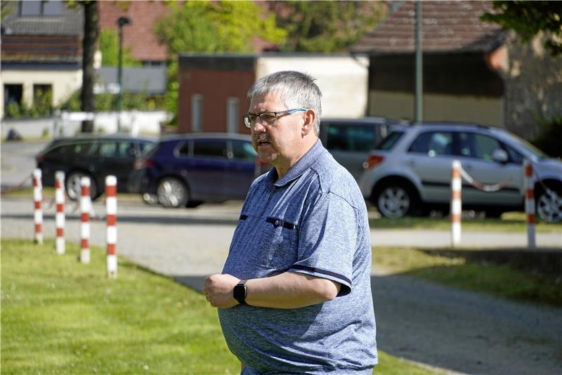 Bettingerode zwischen Wehmut und Zuversicht Detlef Steinmüller eröffnet ein letztes Mal in seiner Funktion als Ortsbrandmeister das Dorffrühstück. Bald wird die Feuerwehr aufgelöst, aber die Bettingeröder sind zuversichtlich, neue Organisationsstrukturen zu finden. Foto: Schlegel