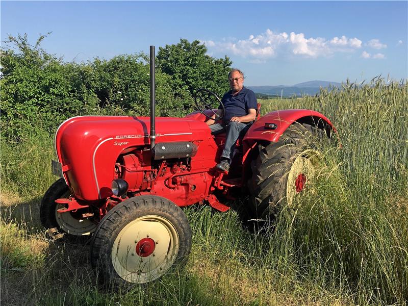 Detlef Vollheyde mit seinem Lieblingstrecker: Der Porsche, Baujahr 1960, hat bisher nur 5500 Kilometer zurückgelegt.  Foto: Privat