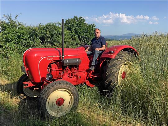 Detlef Vollheyde mit seinem Lieblingstrecker: Der Porsche, Baujahr 1960, hat bisher nur 5500 Kilometer zurückgelegt.  Foto: Privat