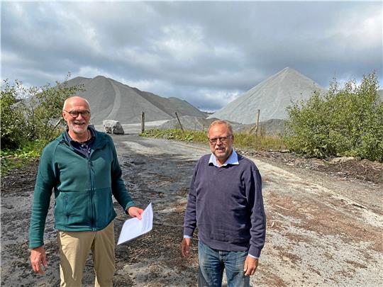 Detlef Vollheyde (r.) schaut sich mit seinem Bürgerlisten-Mitstreiter Ulrich Bock einen der Harzer Steinbrüche von außen an und sagt: „Wir können so nicht weitermachen!“ Foto: Schlegel