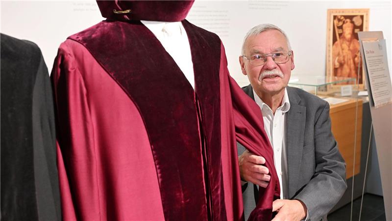 Die roten Roben der Bundesgerichte – ein knappes Gut? Detlev Fischer leitet das rechtshistorische Museum in Karlsruhe.
