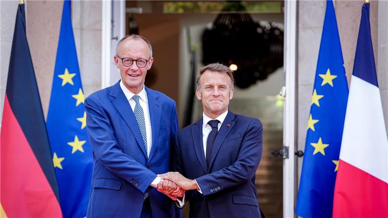 Deutsch-französisches Regierungstreffen an der Côte d’Azur: Bundeskanzler Friedrich Merz und Frankreichs Präsident Emmanuel Macron geben sich die Hand.