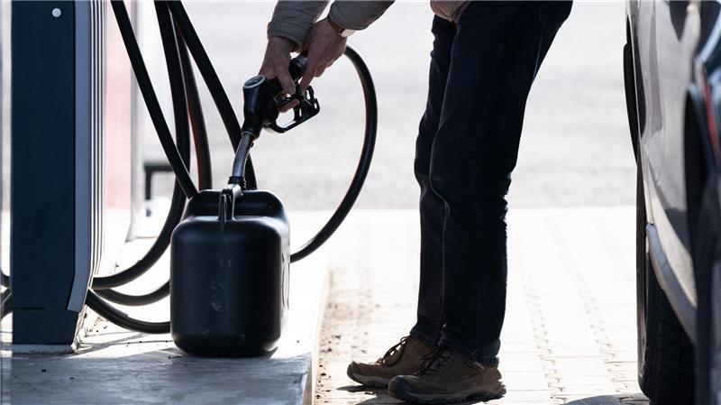 Deutsche Autofahrer tanken in Tschechien.