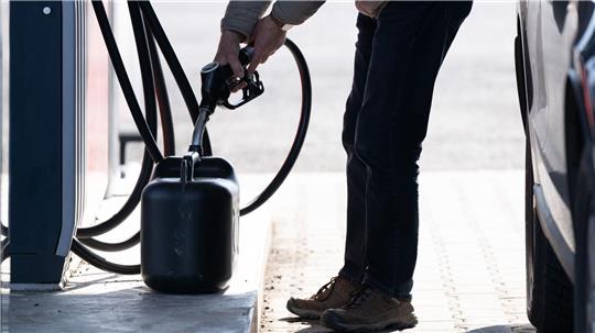 Deutsche Autofahrer tanken in Tschechien.