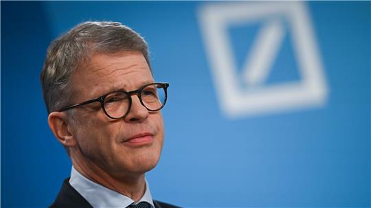 Deutsche-Bank-Chef Sewing kann mit einer Gesamtvergütung von knapp 10,5 Millionen Euro rechnen. (Archivbild)