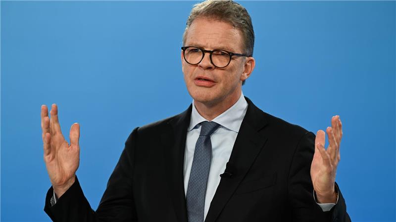 Deutsche-Bank-Chef Sewing richtet einen dringenden Appell an Politik und Beschäftigte. (Archivbild)