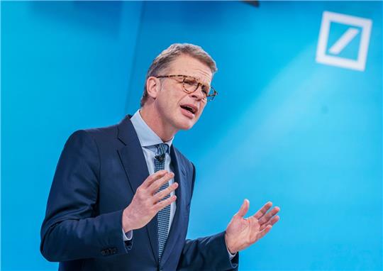 Deutsche-Bank-Vorstandschef Christian Sewing ist zufrieden mit dem abgelaufenen Jahr.