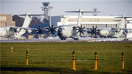 Deutsche Bundeswehr-Soldaten sind am Morgen vom Fliegerhorst Wunstorf nach Dänemark gestartet.