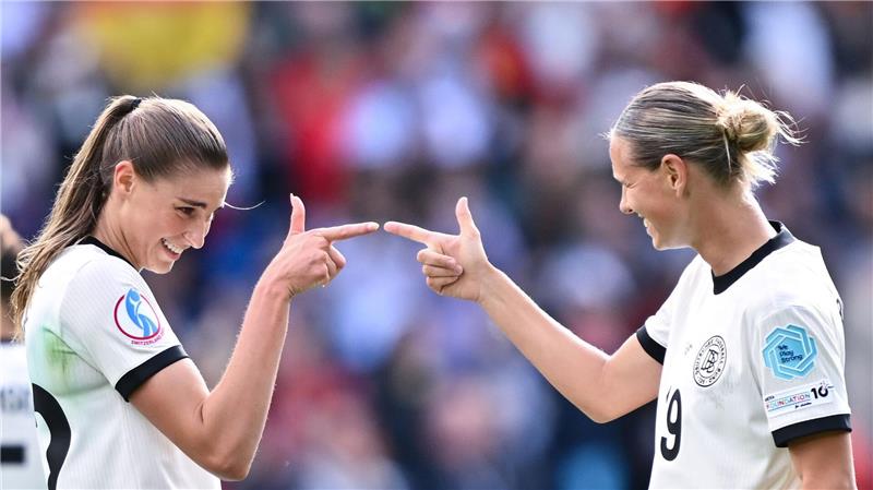 Auch ohne gehäkeltes Maskottchen: Klara Bühl stürmt voran Deutsche Flügelzange: Jule Brand (l) und Klara Bühl.