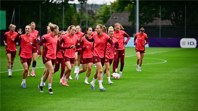 DFB-Team träumt vor Spanien-Kracher von „was ganz Großem“ Deutsche Fußballerinnen: Warmlaufen für Weltmeister Spanien.