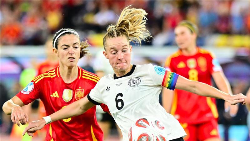 Deutsche Kapitänin gegen Weltfußballerin: Janina Minge (r.) gegen Aitana Bonmatí.