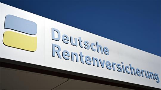 Das Foto zeigt Logo am Gebäude der Deutschen Rentenversicherung.