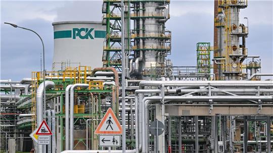 Deutsche Rosneft-Beteiligungen wie die PCK-Raffinerie dürften nach Einschätzung der Regierung nicht unter die Sanktionen fallen. (Archivbild)