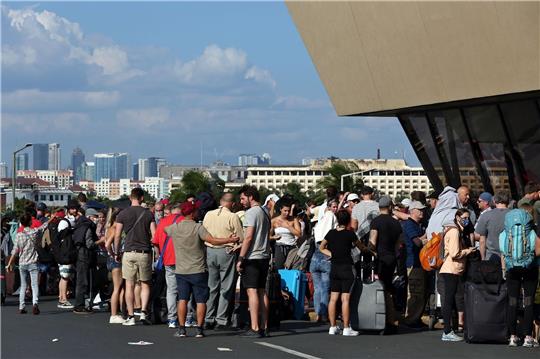 Deutsche Touristen warten am Flughafen von Manila auf ihren von der Botschaft organisierten Rückflug nach Deutschland.