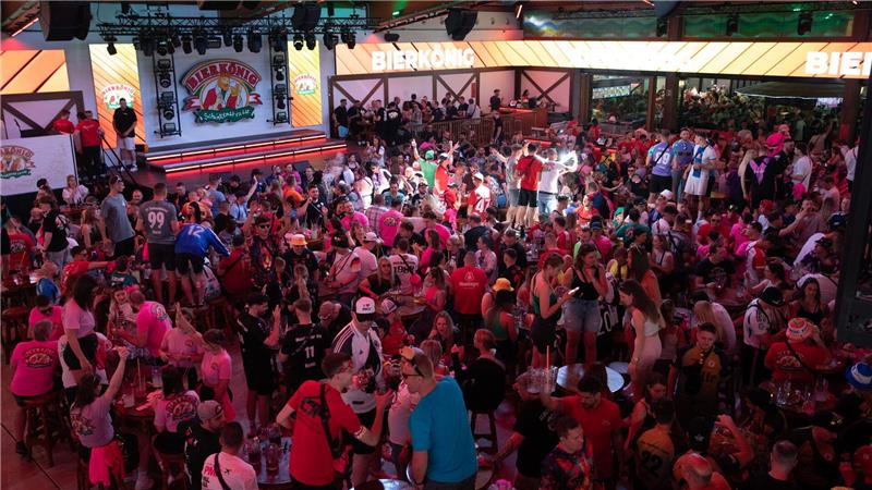 Sexismus und Exzesse: Welche Ballermann-Klischees stimmen? Deutsche Trinkkultur: Der Bierkönig ist im Sommer oft voll - so wie viele Gäste. (Archivbild)