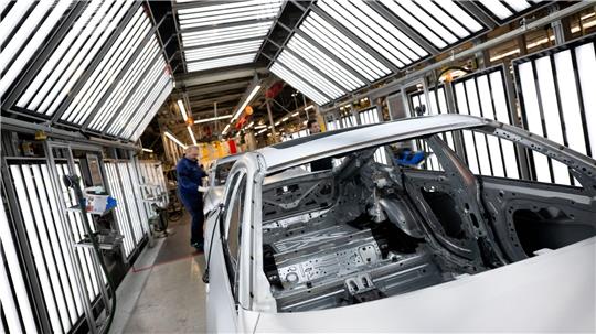 Deutsche Unternehmen haben viele Jobs ins Ausland verlagert, vor allem in die Produktion (Archivbild)